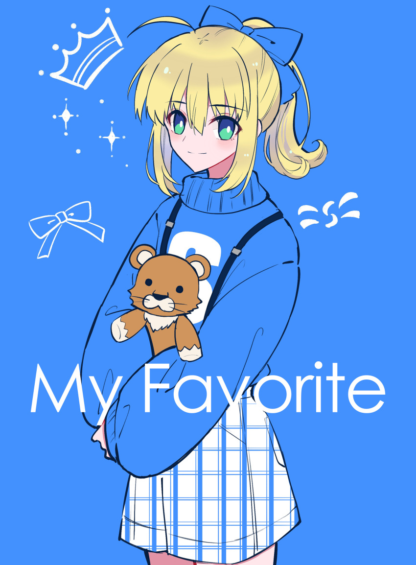 1girl absurdres ahoge artoria_pendragon_(fate) bangs blonde_hair blue_background blue_bow blue_sweater bow closed_mouth cowboy_shot eyebrows_visible_through_hair fate/stay_night fate_(series) green_eyes hair_between_eyes hair_bow highres long_hair long_sleeves looking_at_viewer nayu_tundora ponytail saber shiny shiny_hair short_shorts shorts sidelocks sketch sleeves_past_fingers sleeves_past_wrists smile solo standing striped striped_shorts stuffed_animal stuffed_lion stuffed_toy suspender_shorts suspenders sweater vertical-striped_shorts vertical_stripes white_shorts