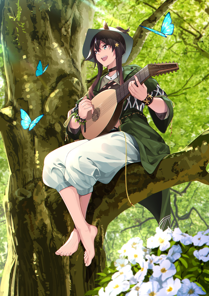 1girl :d absurdres arknights bangs barefoot blue_butterfly brown_hair bug butterfly commentary fedora flower green_eyes green_jacket hair_ornament hat highres holding holding_instrument instrument jacket long_hair long_sleeves lute_(instrument) meteor_(arknights) meteor_(bard's_holiday)_(arknights) music open_clothes open_jacket open_mouth pants playing_instrument shijie_jianfa sitting smile solo star_(symbol) star_hair_ornament white_flower white_headwear white_pants