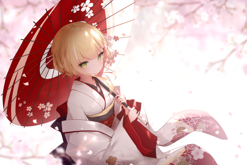 1girl bangs blonde_hair blurry blurry_background blurry_foreground floral_print green_eyes guo582 highres holding holding_umbrella japanese_clothes kimono long_sleeves looking_at_viewer multicolored_hair oil-paper_umbrella original petals print_kimono short_hair solo streaked_hair umbrella upper_body white_hair white_kimono wide_sleeves