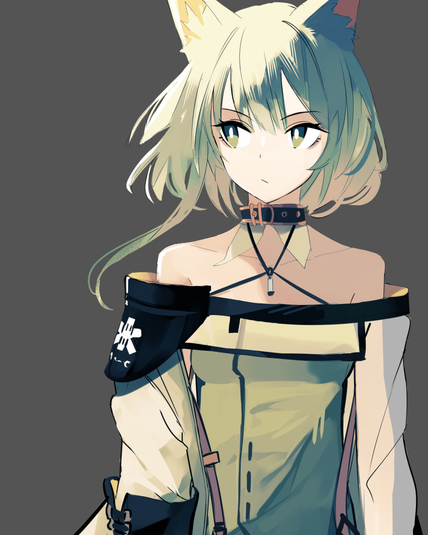 1girl animal_ear_fluff animal_ears arknights bangs bare_shoulders cat_ears cat_girl closed_mouth dress green_dress green_eyes green_hair halterneck highres kal'tsit_(arknights) looking_to_the_side off_shoulder short_hair simple_background solo tetuw upper_body