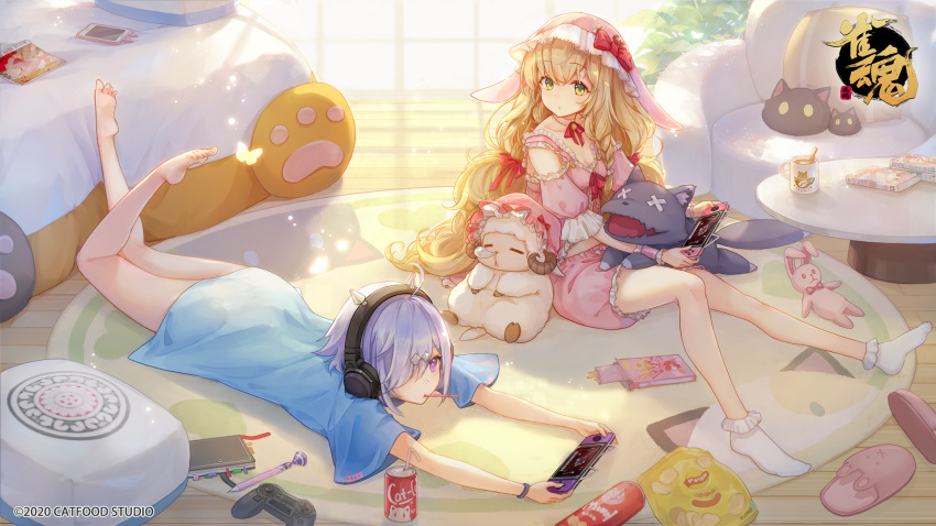 2girls artist_request barefoot bed blonde_hair bloomers book bow bracelet bug butterfly can cellphone chips coca-cola coffee_mug controller copyright copyright_name cup detached_sleeves drinking_straw eliisa_(mahjong_soul) feet food game_cg game_controller green_eyes headphones highres holding holding_controller holding_game_controller jewelry lay's leaf light logo long_hair looking_at_another looking_at_object lying mahjong mahjong_soul mahjong_tile manga_(object) mug multiple_girls nintendo_switch official_art on_floor on_stomach pen phone pillow plant pocky potato_chips purple_hair red_bow rug sheep shine_cheese smartphone soda_can stuffed_animal stuffed_bunny stuffed_toy stuffed_wolf sunlight suzumiya_anju underwear violet_eyes window wrist_cuffs