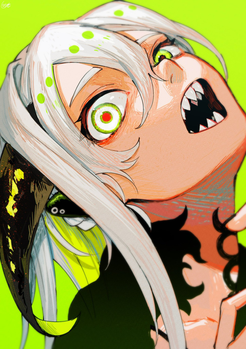 1other bangs blush collarbone demon_horns eyelashes face fangs green_background green_eyes hair_between_eyes head_tilt highres horns looking_at_viewer medium_hair nose_blush open_mouth original red_pupils sharp_teeth shinagire_(sinanohaka) simple_background solo teeth white_hair