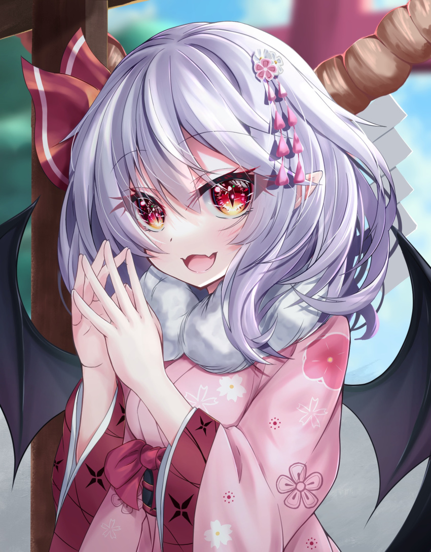 1girl alternate_costume bangs bat_wings bow eyebrows_visible_through_hair fangs floral_print hair_bow highres japanese_clothes kimono light_purple_hair long_sleeves looking_at_viewer medium_hair obi own_hands_together pink_kimono pointy_ears purple_hair red_bow red_eyes remilia_scarlet s_vileblood sash smile solo touhou vampire wide_sleeves wings