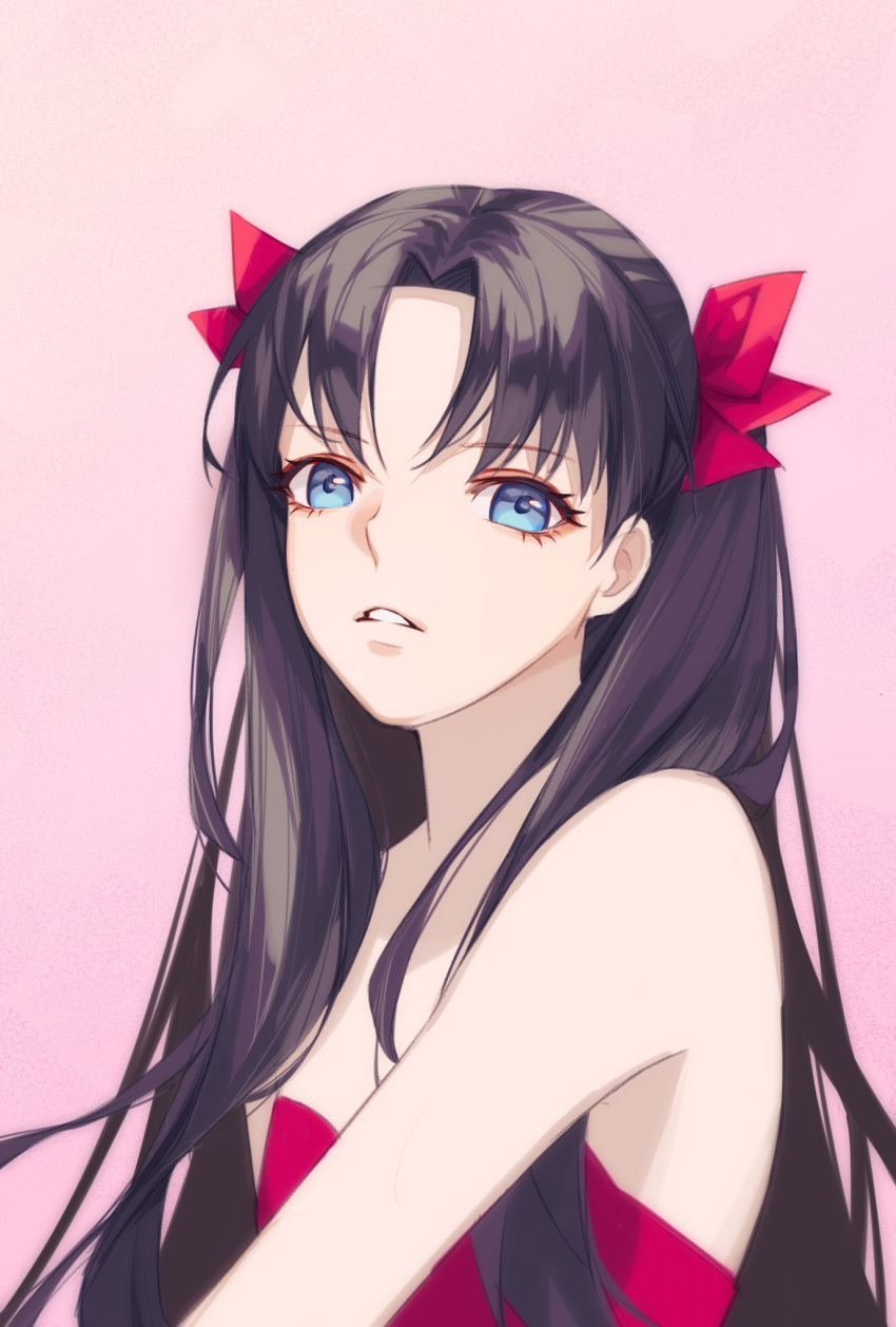 1girl black_hair blue_eyes bow danxing_aipangzi dress fate/stay_night fate_(series) hair_bow hair_intakes highres long_hair looking_at_viewer parted_lips pink_background red_bow red_dress solo strapless strapless_dress tohsaka_rin very_long_hair