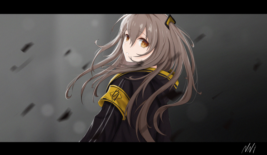 1girl 404_logo_(girls'_frontline) armband black_jacket brown_hair girls_frontline grey_background highres hood hood_down hooded_jacket jacket long_hair looking_at_viewer nni9117 one_side_up signature solo ump45_(girls'_frontline) yellow_eyes