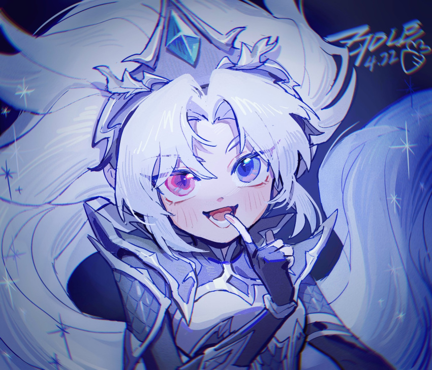 1girl armor bangs black_gloves blue_eyes crown dated edg_zoe elbow_gloves fingerless_gloves gem gloves hand_up heterochromia highres league_of_legends long_hair looking_at_viewer parted_bangs pink_eyes shiny shiny_hair solo upper_body white_hair zoe_(league_of_legends) ztdlb