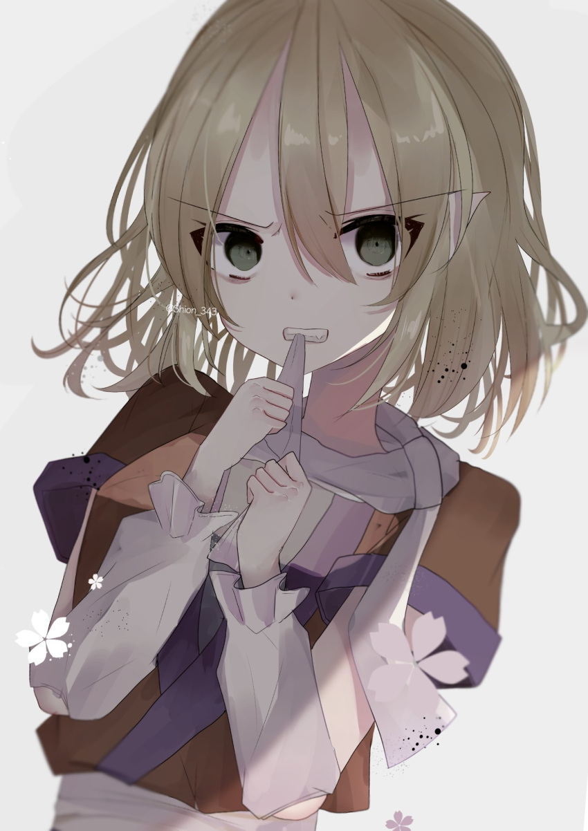 1girl arm_warmers bangs biting biting_clothes blonde_hair eyebrows_visible_through_hair green_eyes grey_background highres looking_at_viewer mizuhashi_parsee pointy_ears scarf shion_343 short_hair simple_background solo touhou twitter_username upper_body v-shaped_eyebrows white_scarf