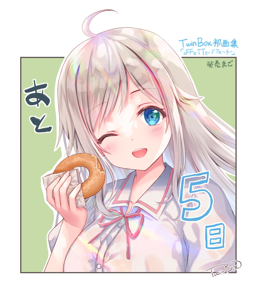 1girl ;d absurdres ahoge bangs blue_eyes blush character_request collared_shirt commentary_request doughnut dress_shirt eyebrows_visible_through_hair food green_background grey_hair hand_up head_tilt highres holding holding_food long_hair looking_at_viewer multicolored_hair neck_ribbon one_eye_closed pink_hair pink_ribbon puffy_short_sleeves puffy_sleeves ribbon shirt short_sleeves smile solo sousouman streaked_hair teeth translation_request twinbox_school two-tone_background upper_teeth white_background white_shirt