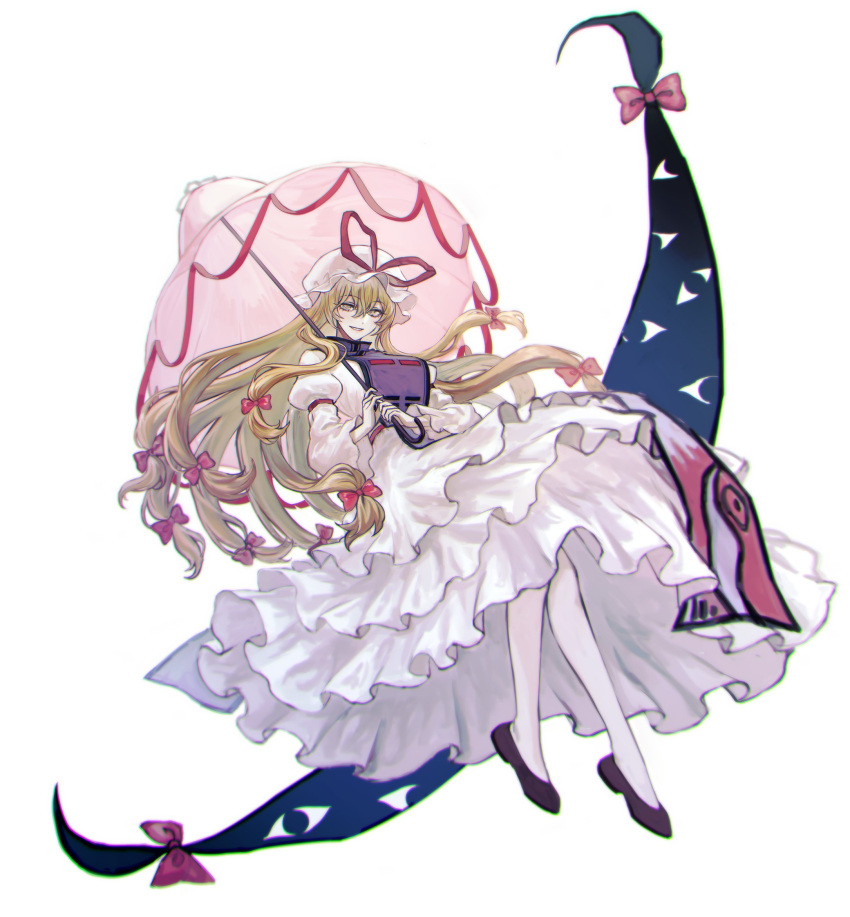 1girl bangs black_footwear blonde_hair bow dress eyebrows_visible_through_hair full_body gap_(touhou) hair_bow highres holding holding_umbrella juliet_sleeves long_hair long_sleeves looking_at_viewer multiple_bows parted_lips pink_umbrella puffy_sleeves red_bow simple_background smile solo t20210325 tabard touhou umbrella violet_eyes white_background white_dress white_legwear yakumo_yukari
