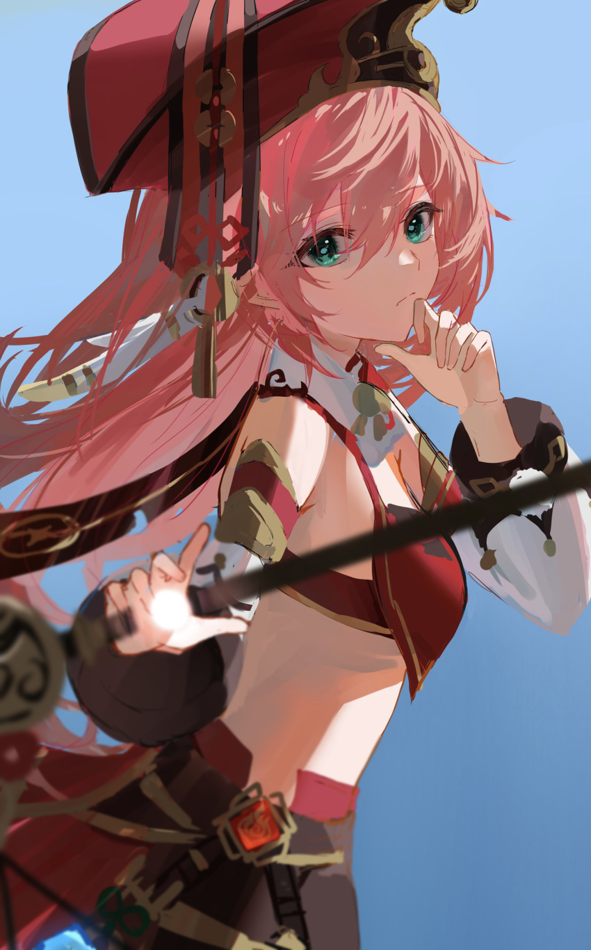 1girl antlers black_shorts blue_background crop_top genshin_impact green_eyes highres holding holding_staff long_sleeves looking_at_viewer midriff pink_hair puffy_long_sleeves puffy_sleeves raiya_atelier red_headwear shorts simple_background solo staff yanfei_(genshin_impact)