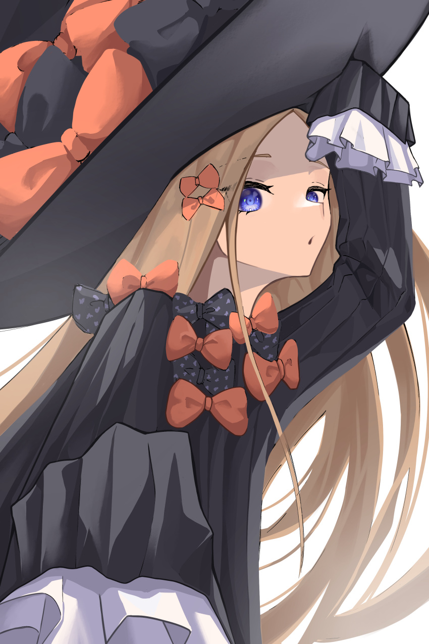 1girl abigail_williams_(fate) absurdres bangs black_bow blonde_hair blue_eyes bow breasts fate/grand_order fate_(series) forehead hair_bow highres long_hair multiple_bows multiple_hair_bows orange_bow parted_bangs sleeves_past_fingers sleeves_past_wrists solo