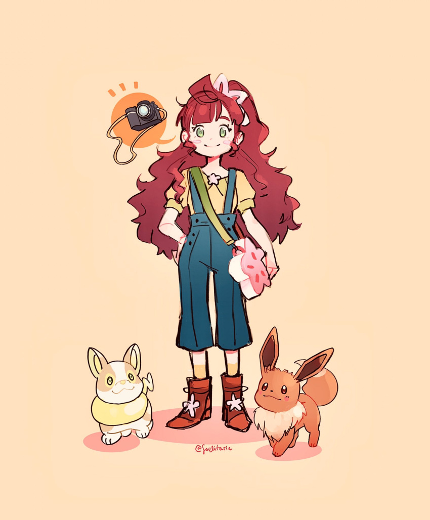 1girl bag bangs blush_stickers boots chloe_(pokemon) closed_mouth commentary eevee eyelashes full_body green_eyes hair_ribbon hand_on_hip highres long_hair older overalls pink_bag pokemon pokemon_(anime) pokemon_(creature) pokemon_journeys redhead ribbon shirt short_sleeves shoulder_bag smile soulubles standing twitter_username very_long_hair yamper yellow_background yellow_shirt