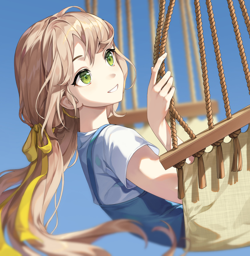 1girl aniroud bangs blue_background blue_overalls green_eyes grin hair_ribbon highres light_brown_hair long_hair looking_away original overalls ribbon shirt short_sleeves simple_background smile solo swing twintails white_shirt yellow_ribbon