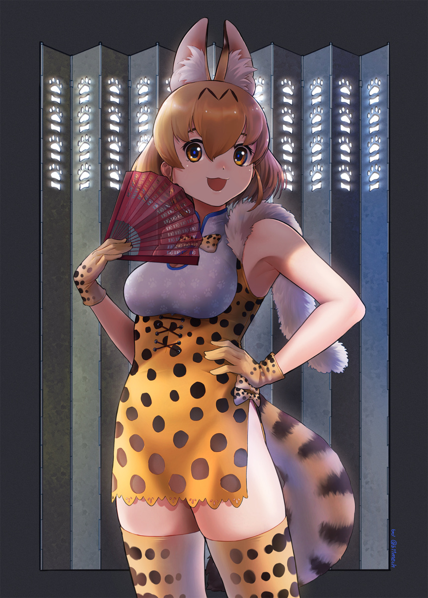 1girl :3 adapted_costume animal_ears bare_shoulders beleven blonde_hair bow bowtie cat_ears cat_girl cat_tail cowboy_shot dress extra_ears eyebrows_visible_through_hair gloves hand_fan hand_on_hip highres kemono_friends kemono_friends_3 multicolored_hair open_mouth print_bow print_bowtie print_dress print_gloves print_legwear serval_(kemono_friends) serval_print shirt short_hair sleeveless solo tail thigh-highs white_fur white_shirt yellow_eyes zettai_ryouiki