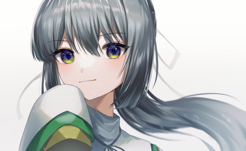 1girl bangs close-up closed_mouth epiki_(nenekoneko0715) eyebrows_visible_through_hair green_eyes grey_hair highres long_hair looking_at_viewer mononobe_no_futo ponytail simple_background sleeves_past_fingers sleeves_past_wrists smile solo touhou upper_body white_background