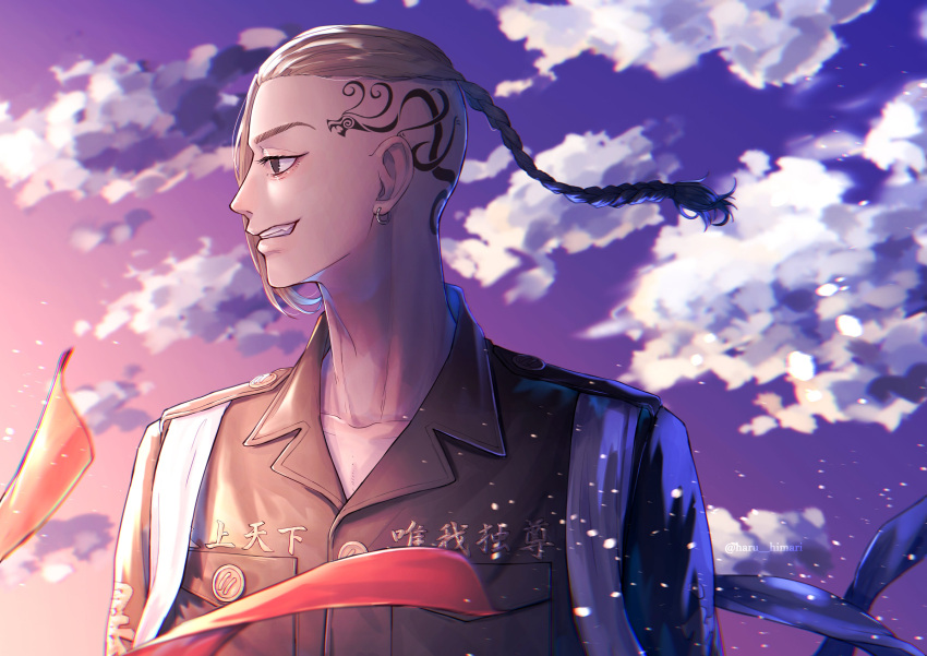 1boy absurdres black_eyes black_jacket blonde_hair braid clouds collarbone commentary_request dragon_tattoo earrings empty_eyes grin haru_himari highres jacket jewelry long_hair looking_away male_focus outdoors profile ryuuguuji_ken single_braid single_earring sky smile solo tattoo tokyo_revengers translation_request twilight twitter_username upper_body