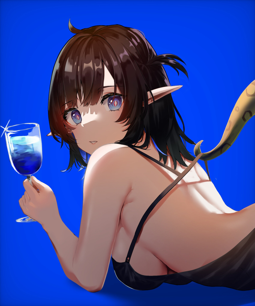 1girl alternate_costume arknights bangs bare_arms bare_back bare_shoulders black_dress black_hair blue_background blue_eyes blue_hair breasts commentary cup dress drinking_glass eix2 eunectes_(arknights) eyebrows_visible_through_hair highres holding holding_cup large_breasts looking_at_viewer multicolored_hair one_side_up parted_lips pointy_ears short_hair simple_background snake_tail solo tail upper_body wine_glass