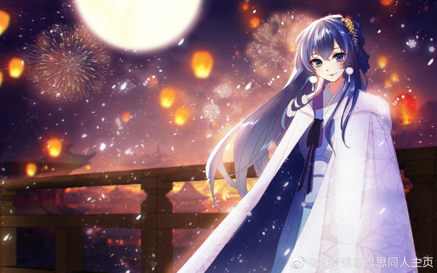 1girl absurdres blue_eyes blue_hair building chen_sisi_(ye_luoli) earrings fence fireworks fur_coat highres jewelry lantern lantern_festival long_hair paper_lantern ribbon sash sky_lantern solo string upper_body ye_luoli ye_luoli_chen_sisi_tongren_zhuye