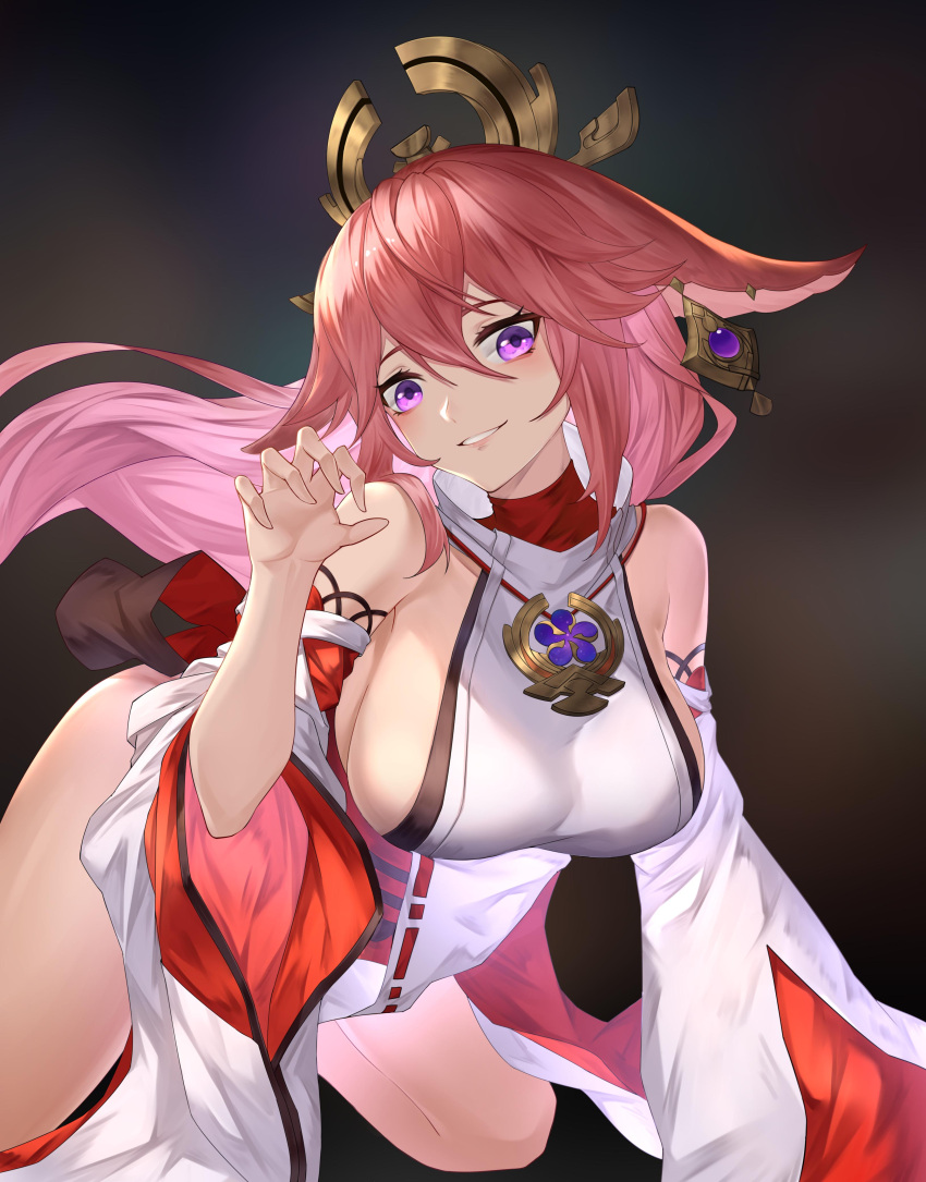 1girl absurdres animal_ears bangs bare_shoulders black_background breasts chinese_commentary claw_pose commentary_request detached_sleeves fox_ears genshin_impact grin hair_between_eyes hand_up head_tilt highres large_breasts long_hair long_sleeves looking_at_viewer meimeng nontraditional_miko parted_lips partial_commentary pink_hair shirt sideboob sleeveless sleeveless_shirt smile solo thighs very_long_hair violet_eyes white_shirt wide_sleeves yae_miko