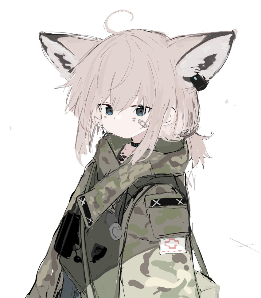 1girl ahoge animal_ear_fluff animal_ears arknights bandaid bandaid_on_cheek bandaid_on_face bangs blue_eyes brown_hair camouflage camouflage_jacket closed_mouth commentary_request eyebrows_visible_through_hair fox_ears green_jacket hair_between_eyes highres jacket looking_at_viewer sanma_(tabet_) simple_background solo sussurro_(arknights) upper_body white_background