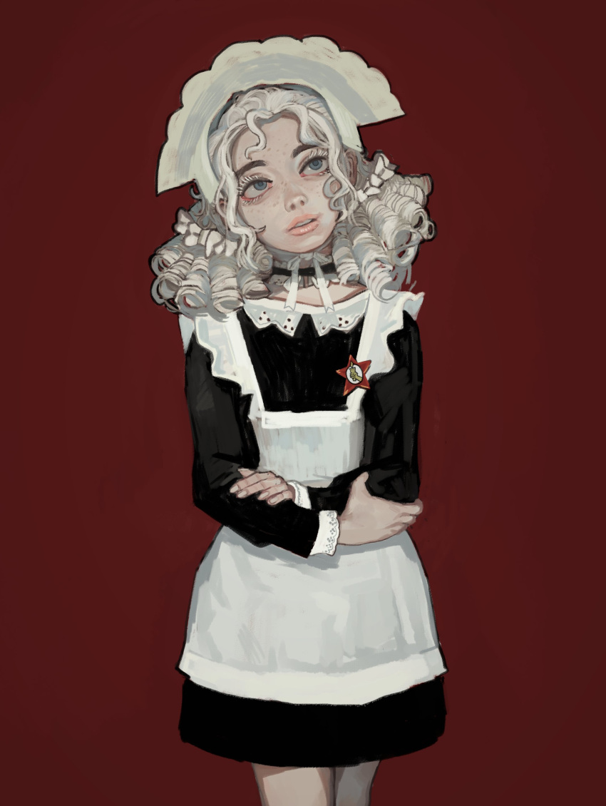 1girl absurdres apron black_choker black_dress blue_eyes bonnet choker cowboy_shot crossed_arms dress drill_hair freckles head_tilt hellboy_(comic) highres long_sleeves looking_up maid maid_headdress medium_hair mossacannibalis neck_ribbon pale_skin parted_lips pink_lips red_background red_star ribbon simple_background solo standing varvara_(hellboy) white_apron white_ribbon
