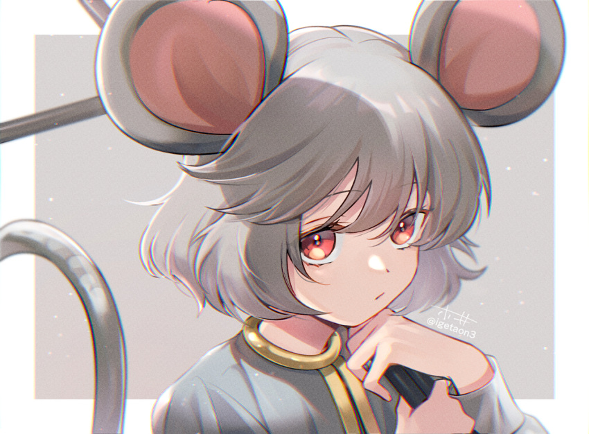 1girl animal_ears bangs closed_mouth commentary_request expressionless grey_background grey_hair hair_between_eyes igetaon3 long_sleeves looking_at_viewer mouse_ears mouse_girl mouse_tail nazrin red_eyes short_hair signature solo tail touhou upper_body white_background