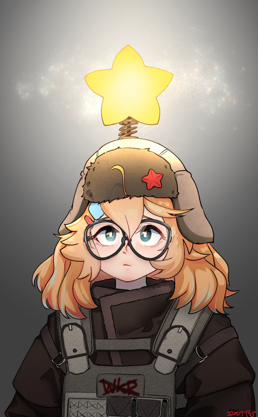 1girl ahoge blue_eyes character_name coat commentary crossed_out dated expressionless fur_hat girls'_frontline_2:_exilium girls_frontline glasses glowing grey_background hair_between_eyes hair_ornament hairclip hat hat_ornament highres load_bearing_vest medium_hair messy_hair orange_hair radish_p simple_background solo star_(symbol) star_hat_ornament upper_body ushanka wkp_(girls'_frontline)