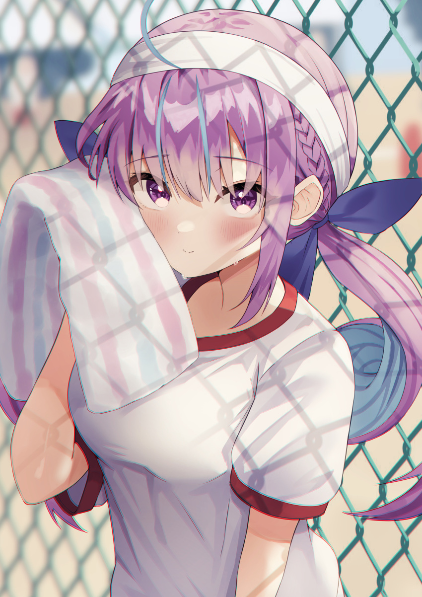 1girl absurdres ahoge bangs blue_hair blue_ribbon blurry blurry_background braid breasts chain-link_fence closed_mouth commentary_request day depth_of_field eyebrows_visible_through_hair fence gym_shirt gym_uniform hair_between_eyes hair_ribbon hairband hand_up highres holding holding_towel hololive long_hair looking_at_viewer medium_breasts minato_aqua multicolored_hair outdoors purple_hair ribbon rykysd shirt short_sleeves smile solo sports_festival streaked_hair striped towel twintails two-tone_hair upper_body very_long_hair violet_eyes virtual_youtuber white_hairband white_shirt