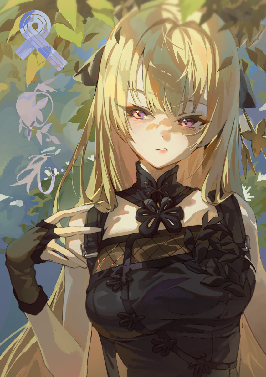 1girl bangs black_dress black_gloves blonde_hair breasts dress fingerless_gloves gloves hand_up highres hxxg large_breasts long_hair looking_at_viewer open_mouth original pink_eyes sideways_glance sleeveless sleeveless_dress solo upper_body