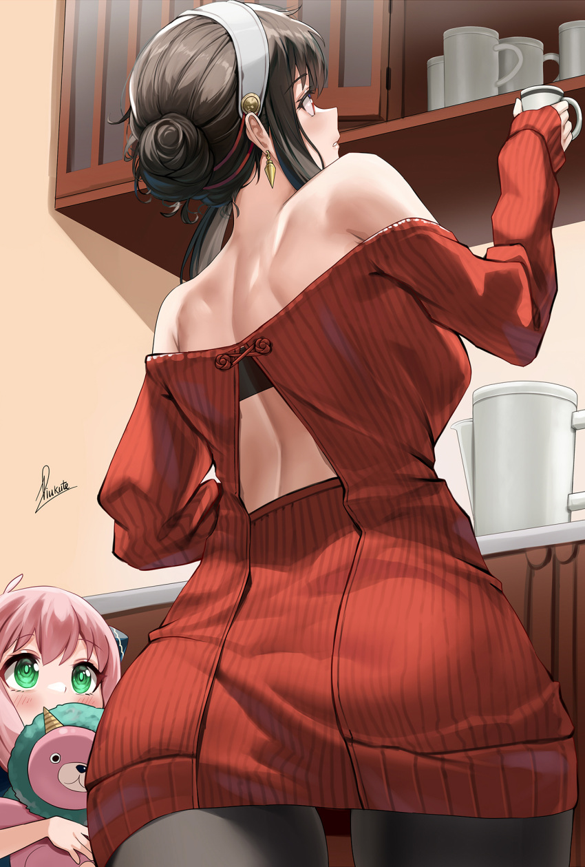 2girls anya_(spy_x_family) ass back bangs blush breasts dress highres large_breasts long_hair long_sleeves mother_and_daughter multiple_girls piukute062 red_sweater short_hair spy_x_family sweater sweater_dress yor_briar