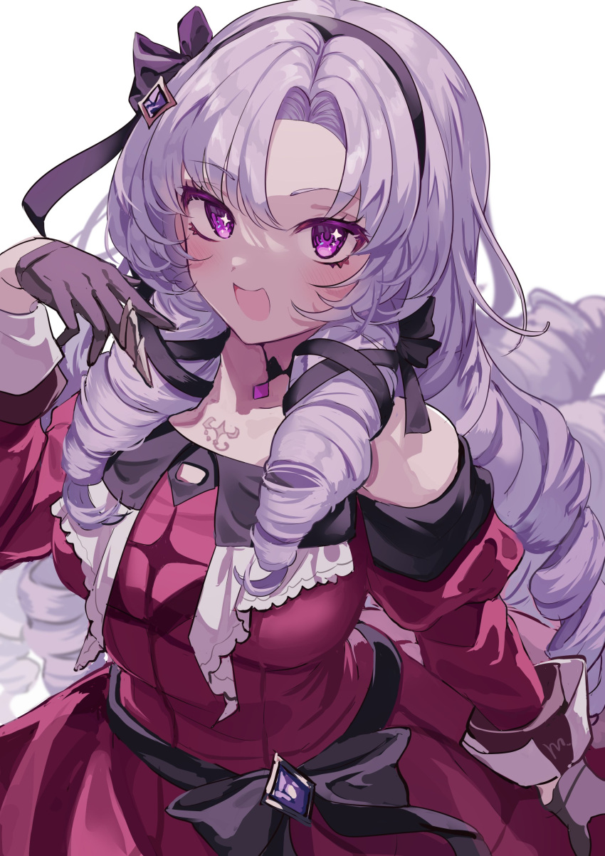 1girl absurdres bangs bare_shoulders black_bow black_hairband black_ribbon blush bow commentary_request dress drill_hair eyebrows_visible_through_hair gloves grey_gloves hair_bow hair_ribbon hairband highres hyakumantenbara_salome karunabaru light_purple_hair long_hair looking_at_viewer nijisanji open_mouth red_dress ribbon smile solo sparkling_eyes upper_body violet_eyes virtual_youtuber white_background