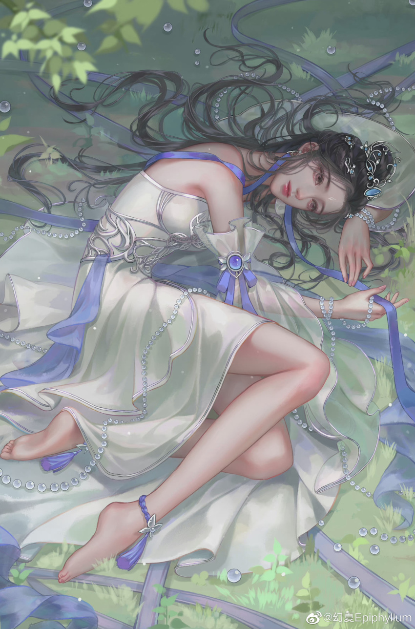1girl absurdres anklet backless_dress backless_outfit bare_legs black_hair chinese_clothes dress expressionless facial_mark forehead_mark full_body grass hair_bun hair_ornament highres huan_xia_epiphyllum jewelry leaf lu_xueqi_(zhu_xian) lying on_side solo white_dress zhu_xian