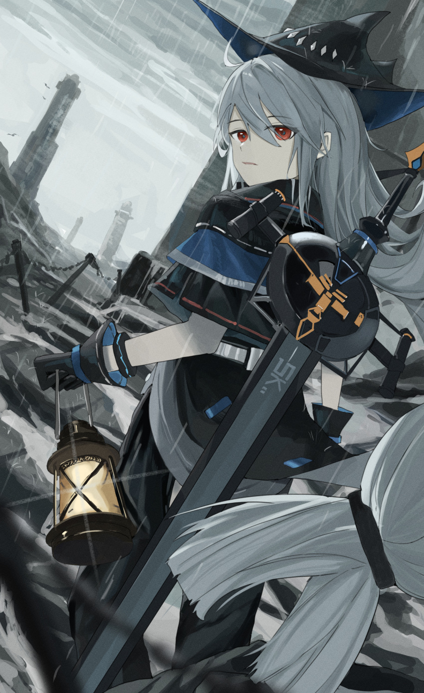 1girl absurdres ahoge arknights bangs black_gloves black_headwear building commentary eyebrows_visible_through_hair from_behind gloves hat highres holding holding_lantern lantern long_hair looking_back low-tied_long_hair outdoors rain red_eyes skadi_(arknights) solo sword symbol-only_commentary weapon weapon_on_back white_hair yunkkker