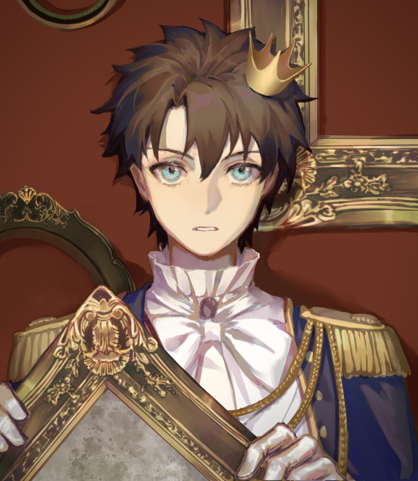 1boy absurdres alternate_costume bangs belt black_hair blue_eyes bow crown epaulettes expressionless fate/grand_order fate_(series) formal fujimaru_ritsuka_(male) fujimaru_ritsuka_(male)_(halloween_royalty) gloves highres holding holding_picture jacket long_sleeves looking_at_viewer male_focus mini_crown official_alternate_costume picture_(object) rerheart shirt short_hair solo upper_body white_bow white_gloves