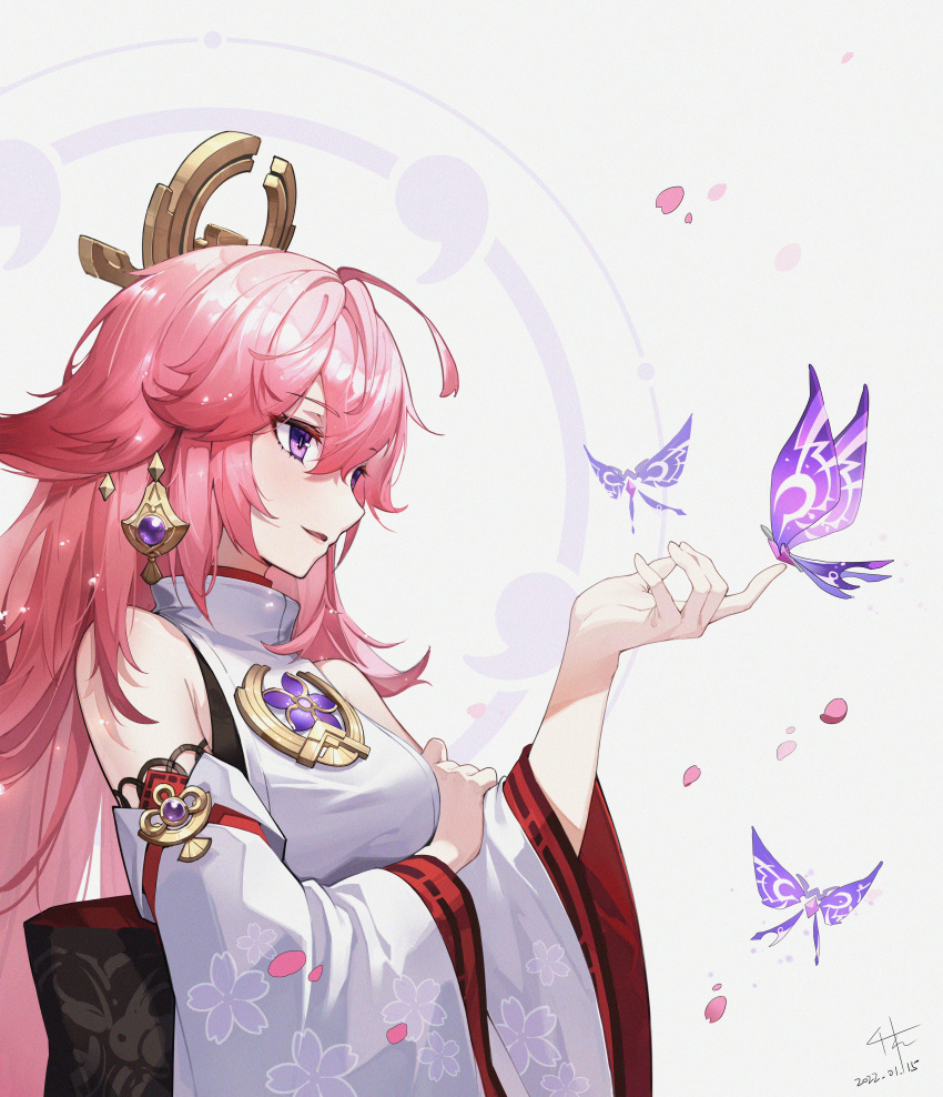 1girl absurdres ahoge animal_ears bare_shoulders blush breasts bug butterfly chinese_commentary commentary_request detached_sleeves fox_ears from_side genshin_impact grey_background hand_up highres long_hair long_sleeves medium_breasts nontraditional_miko parted_lips pink_hair qianben shirt sleeveless sleeveless_shirt smile solo upper_body very_long_hair violet_eyes white_shirt wide_sleeves yae_miko