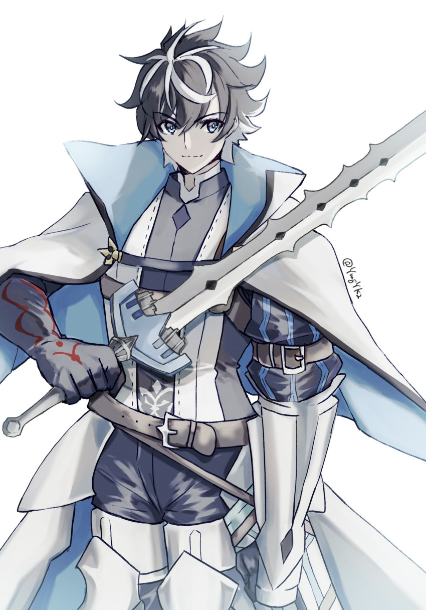 1boy armor black_hair blue_eyes cape charlemagne_(fate) closed_mouth commentary_request eyebrows_visible_through_hair fate/extella fate/extella_link fate/extra fate_(series) feet_out_of_frame gloves highres holding holding_sword holding_weapon long_sleeves looking_at_viewer male_focus multicolored_hair pants short_hair simple_background smile solo sword twitter_username two-tone_hair weapon white_background white_cape white_hair ymgyk2