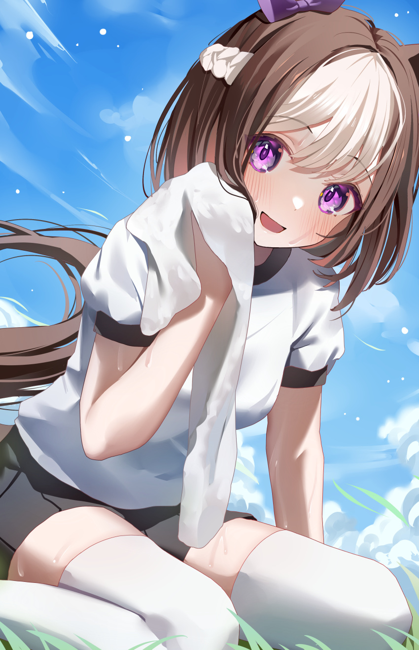 1girl absurdres animal_ears black_shorts blue_sky blush brown_hair clouds commentary_request day ear_ribbon eyebrows_visible_through_hair grass gym_uniform highres holding holding_towel horse_ears horse_girl horse_tail looking_at_viewer multicolored_hair ningen_mame open_mouth outdoors purple_ribbon ribbon shirt short_hair short_sleeves shorts sitting sky smile solo special_week_(umamusume) streaked_hair tail thigh-highs towel umamusume violet_eyes white_hair white_legwear white_shirt
