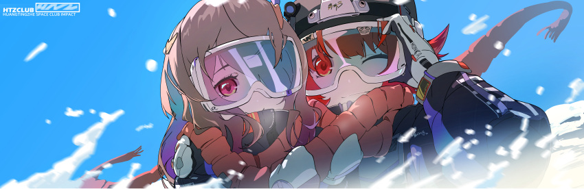 2girls absurdres bangs beanie black_jacket blue_sky brown_hair captain_(honkai_impact) closed_mouth gloves go_satoshi_ko hair_over_one_eye hat highres honkai_(series) honkai_impact_3rd jacket long_sleeves looking_at_viewer medium_hair multiple_girls one_eye_closed orange_scarf outdoors red_eyes redhead rita_rossweisse scarf ski_goggles sky smile snowing white_gloves winter_clothes