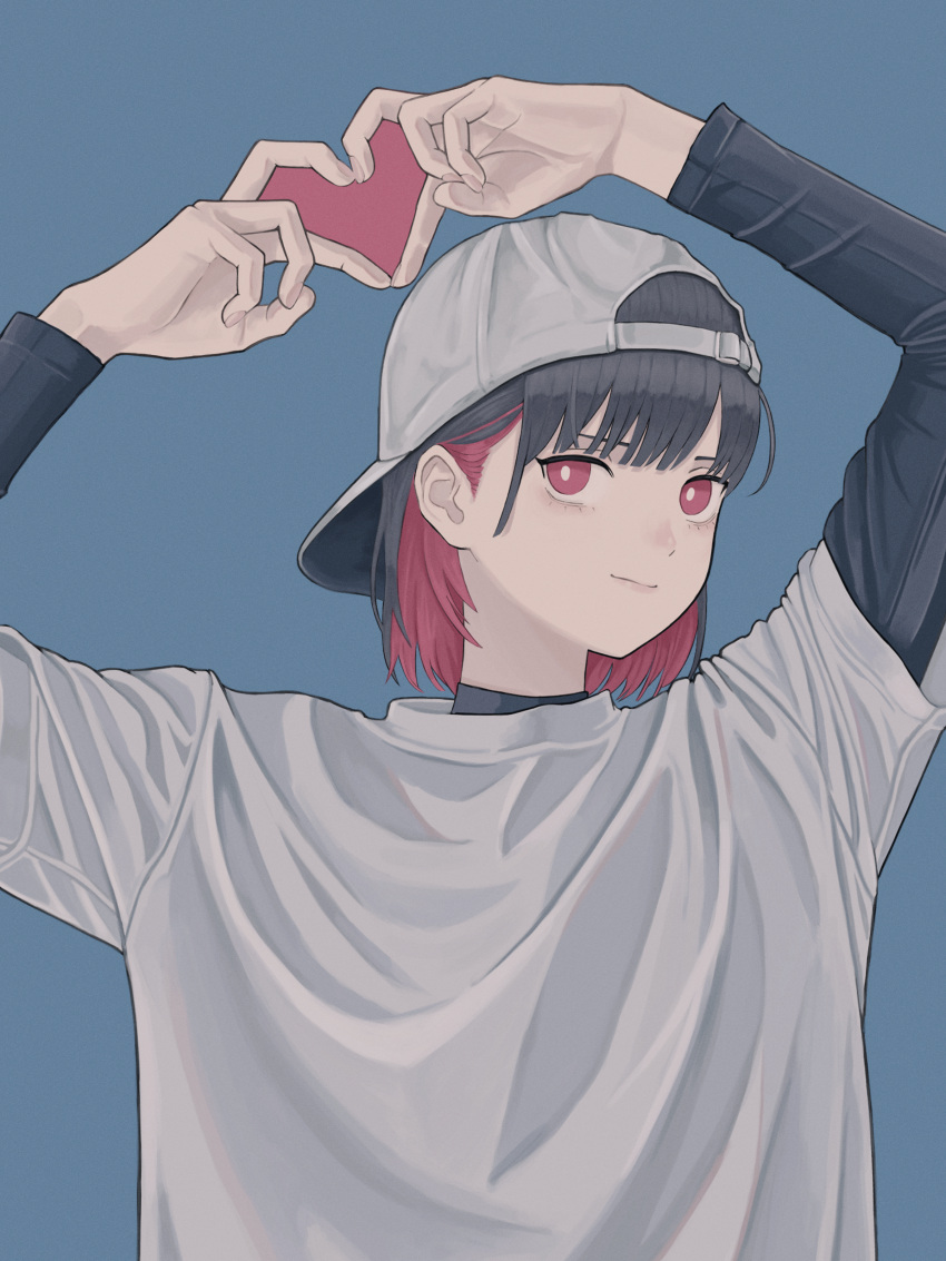 1girl absurdres arms_up backwards_hat baseball_cap black_hair black_sweater blue_background closed_mouth colored_inner_hair commentary_request hat heart heart_hands highres layered_sleeves long_sleeves multicolored_hair n2chi1l original red_eyes redhead shirt short_sleeves simple_background smile sweater turtleneck white_headwear white_shirt