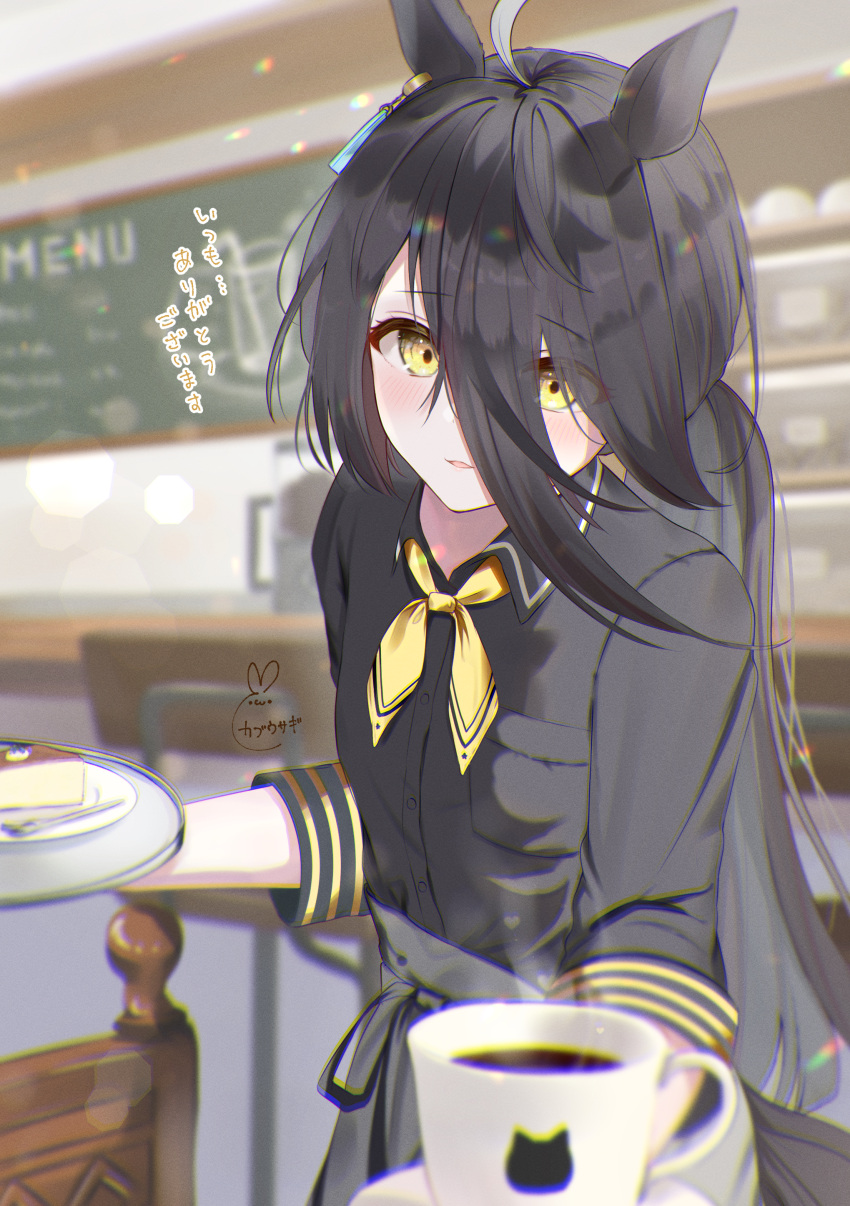 1girl absurdres alternate_hairstyle animal_ears apron artist_logo artist_name black_hair black_shirt blurry blurry_background buttons chalkboard coffee coffee_cup collared_shirt cup disposable_cup highres holding holding_tray horse_ears kabu_usagi long_hair long_sleeves looking_at_viewer low_ponytail manhattan_cafe_(umamusume) neckerchief parted_lips shirt solo steam tray umamusume upper_body waist_apron yellow_eyes yellow_neckerchief