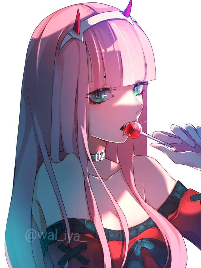 1girl bangs black_bow blunt_bangs bow candy collar collarbone darling_in_the_franxx fang food green_eyes hair_over_shoulder hairband highres holding holding_candy holding_food holding_lollipop horns lollipop long_hair off-shoulder_sweater off_shoulder pink_hair red_sweater shiny shiny_hair simple_background solo sparkle straight_hair sweater twitter_username upper_body wal_iya watermark white_background white_hairband zero_two_(darling_in_the_franxx)