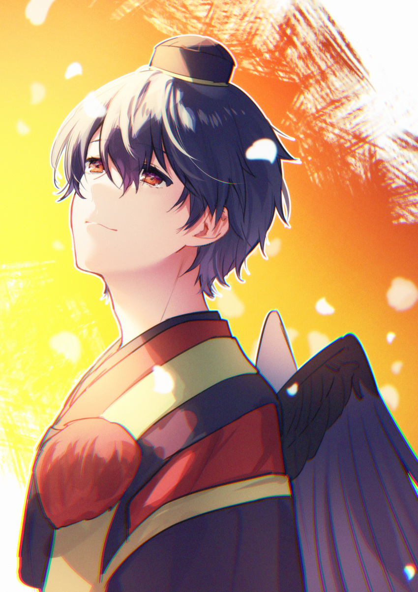 1boy bangs black_hair black_headwear black_kimono black_wings closed_mouth copyright_request eyebrows_visible_through_hair feathered_wings hair_between_eyes hat highres japanese_clothes kimono kitasaya_ai looking_away looking_up male_focus mini_hat red_eyes smile solo tokin_hat upper_body virtual_youtuber wings