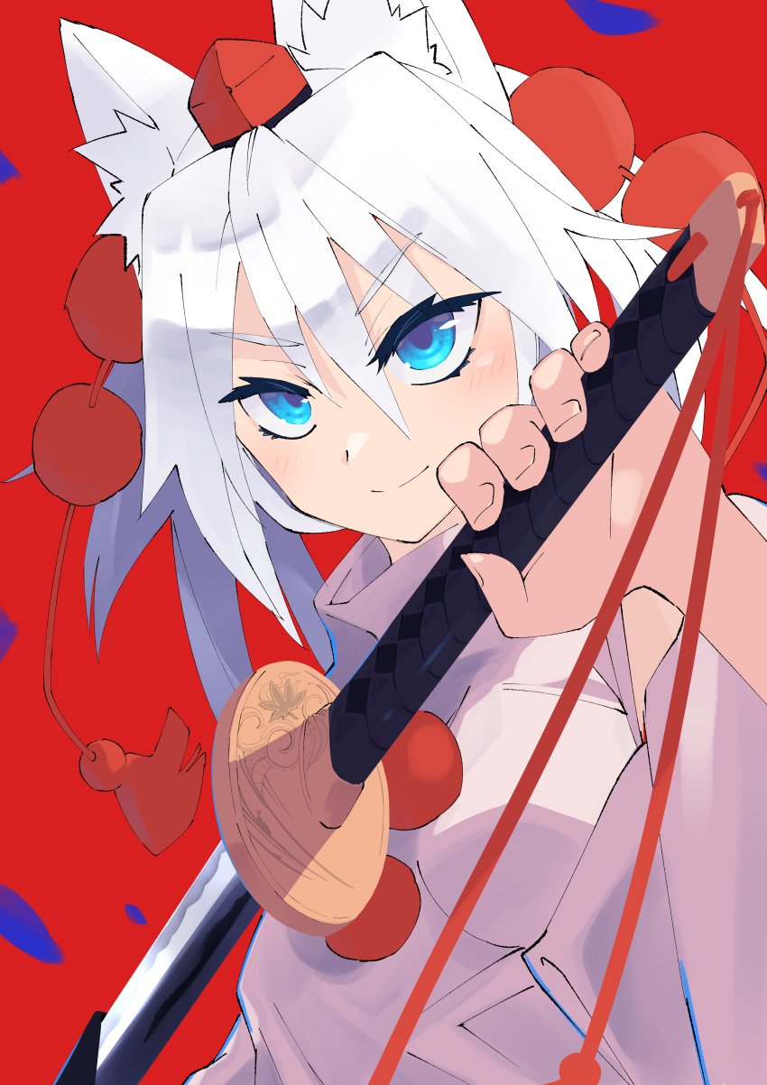 1girl absurdres animal_ears blue_eyes eyebrows_visible_through_hair highres inubashiri_momiji kakaricho_dairi katana leaf maple_leaf red_background red_headwear smile solo sword touhou weapon white_hair