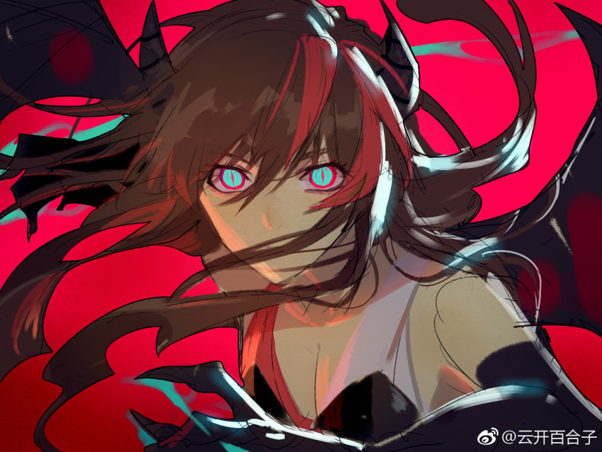 1girl brown_hair claws covered_mouth dark dragon_knight_(dungeon_and_fighter) dragon_wings dungeon_and_fighter from_above knight_(dungeon_and_fighter) long_hair looking_at_viewer multicolored_hair red_background slit_pupils solo streaked_hair upper_body wings yun_kai_baihezi