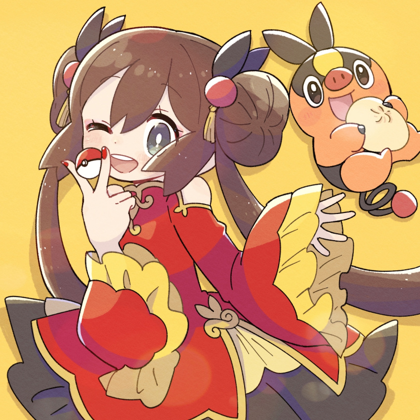 1girl 1other alternate_costume bangs baozi black_skirt bright_pupils brown_hair chinese_clothes commentary_request double_bun food frilled_sleeves frills gold_trim grey_eyes hair_bun hair_ornament highres holding holding_food holding_poke_ball long_hair long_sleeves nail_polish one_eye_closed open_mouth pleated_skirt poke_ball pokemon red_nails red_shirt rosa_(pokemon) shirt simple_background skirt sleeves_past_wrists smile teeth tepig twintails tyokamaru upper_body upper_teeth v white_pupils yellow_background