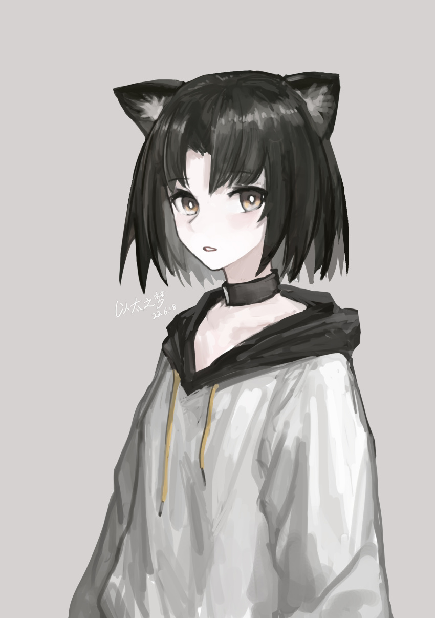 1girl absurdres alternate_costume animal_ears arknights bangs black_choker black_hair cat_ears choker commentary_request drawstring eyebrows_visible_through_hair grey_background grey_eyes highres hood hoodie long_sleeves looking_at_viewer mandragora_(arknights) parted_lips short_hair simple_background solo upper_body white_hoodie yitaizhimeng