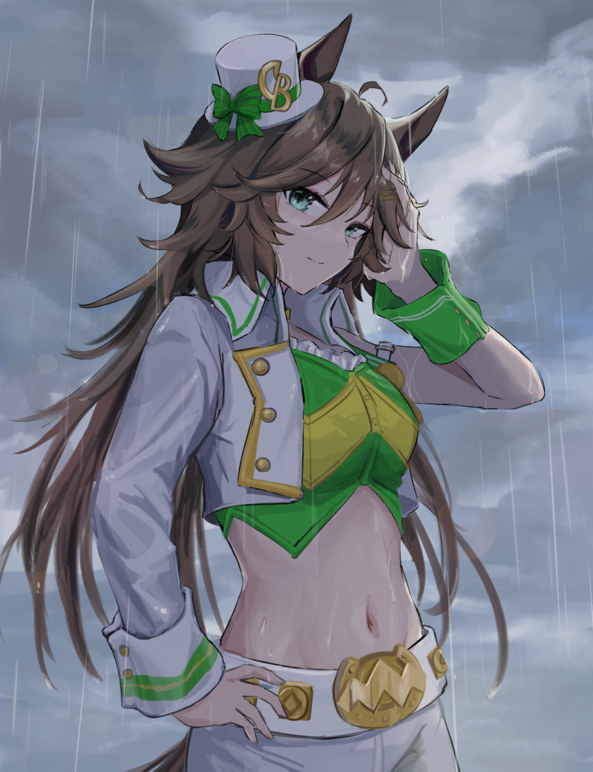 1girl ahoge animal_ears bandeau bangs breasts brown_hair closed_mouth clouds cloudy_sky crop_top cropped_jacket green_eyes hair_ornament hairclip hand_in_own_hair hat highres horse_ears horse_girl horse_tail jacket long_hair medium_breasts midriff mini_hat mini_top_hat mr._c.b._(umamusume) navel outdoors pants rain seikatsu sky smile solo tail top_hat umamusume upper_body white_jacket white_pants