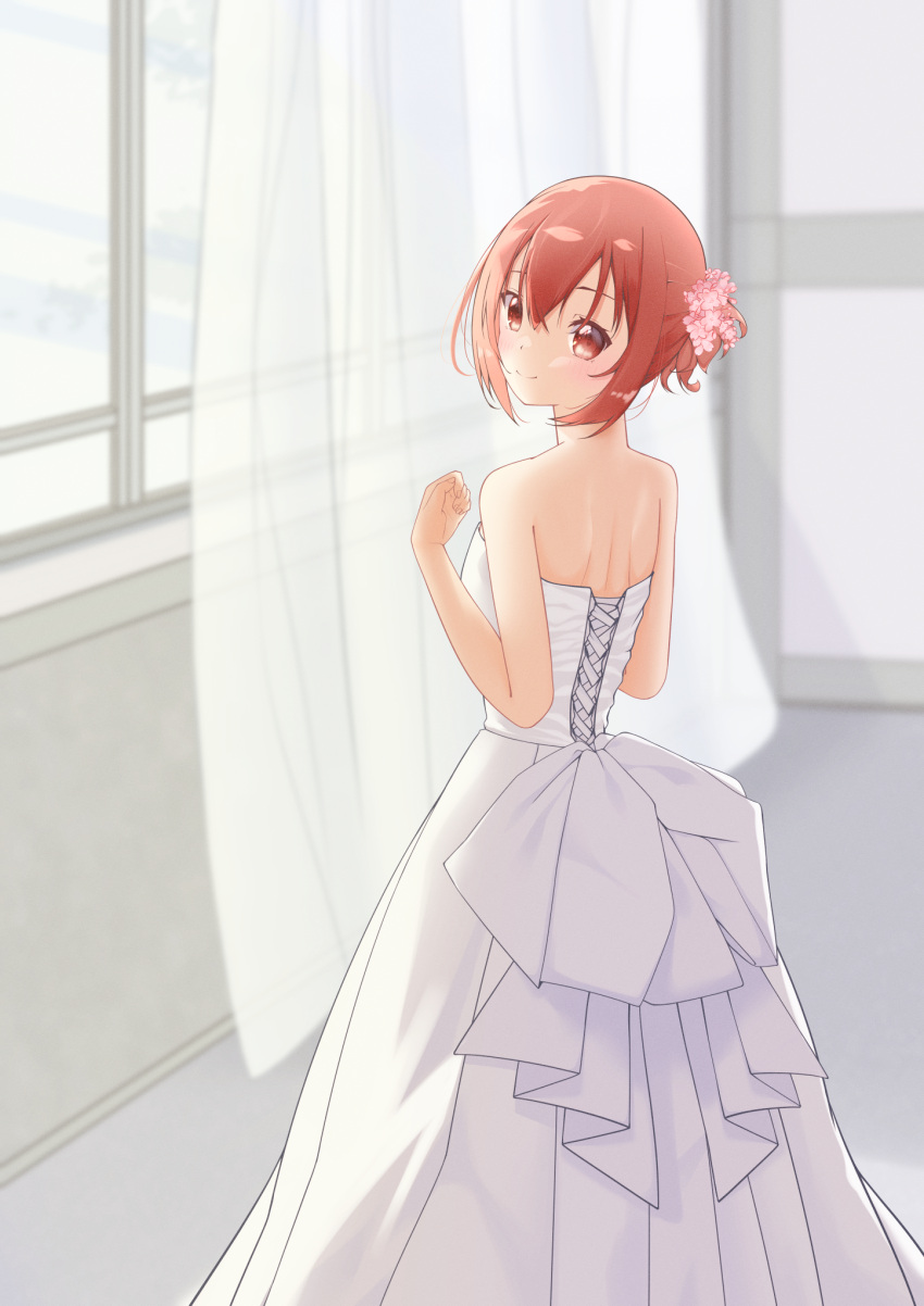 1girl backless_outfit bare_arms bare_shoulders blush dress flower from_behind hair_flower hair_ornament highres looking_at_viewer looking_back red_eyes redhead sharuru_sharu short_hair smile solo wedding wedding_dress white_dress yuuki_yuuna yuuki_yuuna_wa_yuusha_de_aru yuusha_de_aru