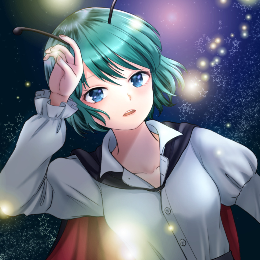 1girl antennae bangs black_cape blue_eyes blush breasts buttons cape collared_shirt commentary_request dutch_angle green_hair highres kyabekko long_sleeves looking_at_viewer medium_breasts open_mouth red_cape ringed_eyes shirt short_hair solo star_(symbol) touhou two-sided_cape two-sided_fabric upper_body white_shirt wriggle_day wriggle_nightbug