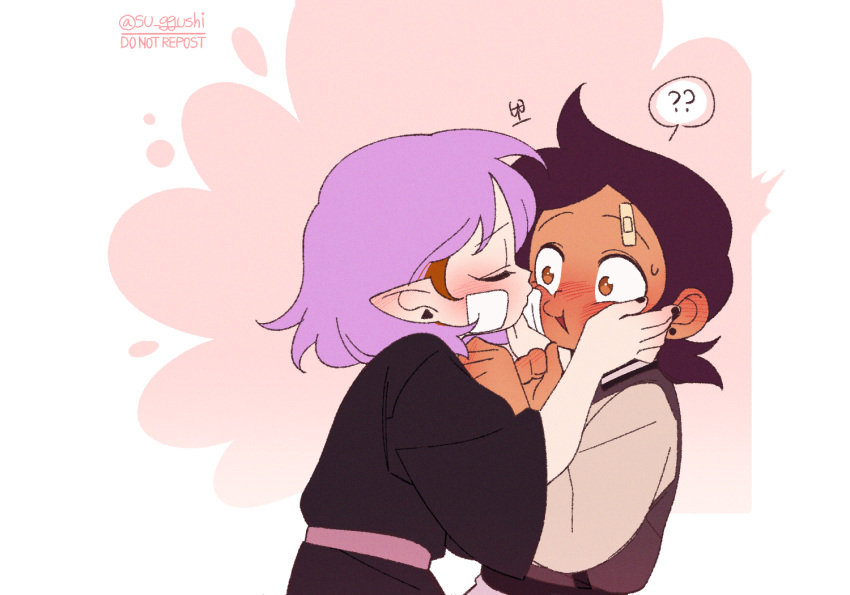 2girls ? ?? amity_blight bandage_on_face bandages bandaid bandaid_on_face bandaid_on_forehead blush brown_eyes closed_eyes commentary_request dark-skinned_female dark_skin gradient_background kiss kissing_cheek luz_noceda multiple_girls pink_background pointy_ears purple_hair short_hair su_ggushi the_owl_house twitter_username two-tone_background white_background yuri